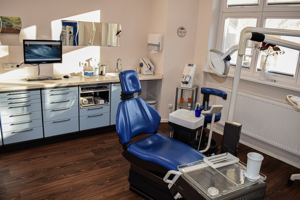 Behandlungszimmer mit blauem Stuhl